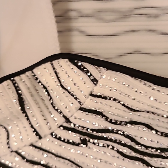 An evening jacket with white as the dominant color. Cardigan front long sleeves - Picture 4 of 5